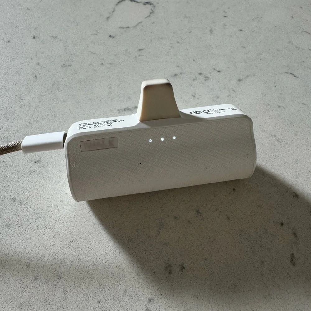iWALK portable white colored 3350 mAh power bank iPhone battery charger USB-C